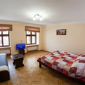 в центрі на вулиці вірменській 12 є дві спальні двуспальні ліжка , Львов Украина